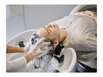 カラーファクトリーゴジュウゴ(color factory55)の写真/極上のヘッドスパで地肌、自律神経を整え、酵素の力で白髪抑制をサポート☆至福のひとときを