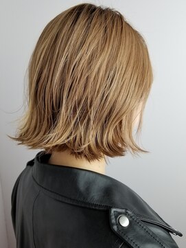 グランエクラ バイフルショウ(GRAND ECLAT by FURUSHO) 金髪ボブぶつ切りボブ ハイトーンカラー外ハネショートボブ