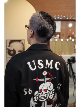 エディ(Edy) 刈り上げバズカットケアブリーチダブルカラーデザインカラー坊主