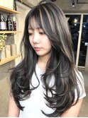 重さを残したグレージュのハイライト×バタフライカット