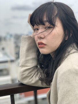 イコ(iko) アンニュイ。暗髪。ウェーブ。