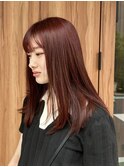 お肌が白く見えるワインレッドカラー×胸上ストレートヘアー