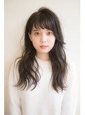 オン眉×動きのあるロングスタイル