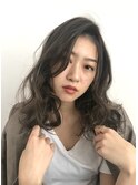 大きめカールと透明感で大人レディー