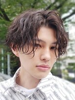 フィフス 原宿(fifth)&nbsp;黒髪ツイストスパイラルパーマツーブロック無造作センターパート