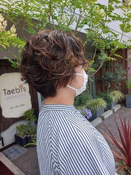 タエビスアリッサム(Taebis Alyssum) くせ毛パーマ(3Dカラー、北習志野、くせ毛ショート)