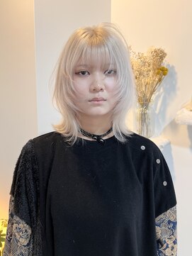 ハイトーンカラー／ホワイトブロンド／レイヤーカット／池袋