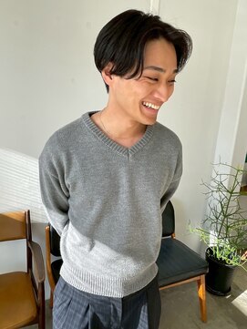 センターパートアップバング韓国系黒髪メンズカット