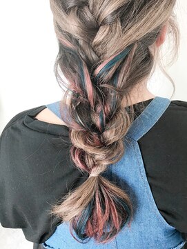 ジゼル(GISELe) インナーカラーヘアアレンジ