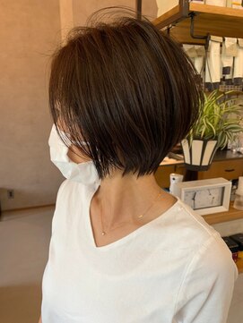 ハチ(hachi) 上品丸みショートボブナチュラルブラウンシースルーマッシュ