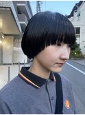 重めマッシュヘアとブラックカラー。