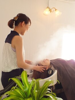 アンプレヴーアジュテ(Impre'vu ajoute)の写真/日々日頃の疲れを癒す。頭皮ケアを健やかに導くヘッドスパで、健康的な美髪へ。髪のお悩みを改善♪