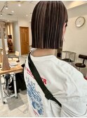 大人かわいいハイライトアッシュブラウン切りっぱなしボブ