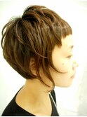 アクセントのあるショートスタイル