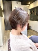白髪ぼかしカラー × 艶を出したショートボブ