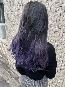 シダ(sida SAIIN) 巻きが映える20代ロンググラデーショングレーパープル