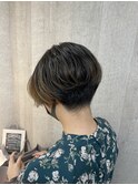 刈り上げハンサムショート　抜きっぱなしハイライト