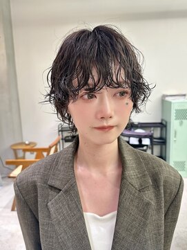 ホロ(hollo) マッシュショートヘア前髪パーマハンサムショートブルーブラック