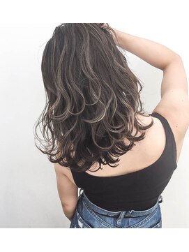 トルネード(TORNADO) 外国人風ボブ ハイライトグラデーション グレージュ　外ハネ