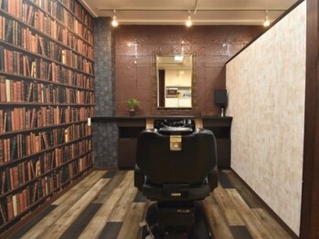 ラグジュアリーバーバーカミング 入間店(Luxury BARBER Kaming)の写真/周りのお客様を気にせずに各席半個室での施術。プライベート感を重視した落ち着いた空間―