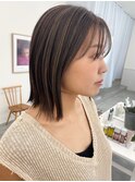 グレージュハイライトのぱつっとボブ