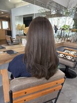 ティティ(TiTi)&nbsp;レイヤーカット×グレージュカラー[TiTi_栗林れい]