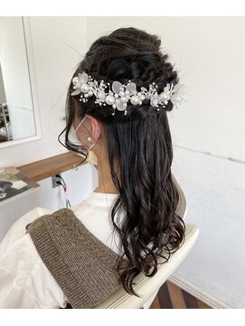 ヘアーアンドメイクアップモパ ハーフアップ