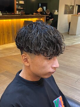 ミオ ベガ(Mio'' VEGA) 前下がりマッシュ×緩め波巻きパーマ