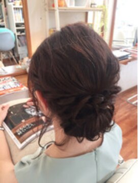 デイジー(Daisy) お呼ばれ波ウェーブアップスタイル　後れ毛