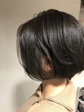 アールサロンサカエ(Rr SALON SAKAE) 【BOTANIUM滝島】外国人風スモーキーグレージュ×耳かけショート