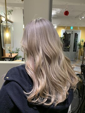 ムーン(moon) #ミディアムヘア#斜めバング#グレージュカラー