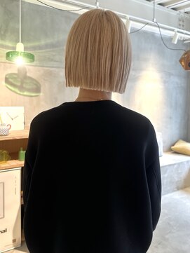 ミュー(miμ) ハイトーンとぱつっと切りっぱなしボブスタイル