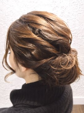 フッタ(Futta) ルーズお団子アップスタイル【ヘアセット】【西武新宿駅】
