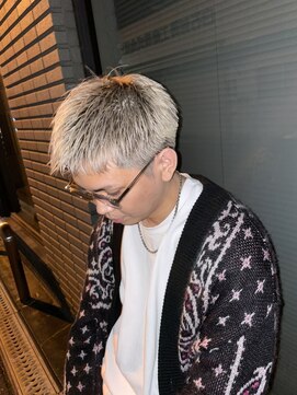 イーラ(era) ホワイトカラー×短髪