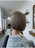 ホワイトシルバー×ミニボブ