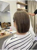 白髪ぼかしハイライト×ミニボブ