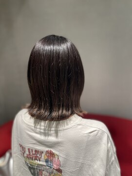 ニッチ(Niche) 外ハネ切りっぱなしボブ