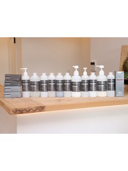 指通りがまるで別人へ。髪質や状態に合わせて調合する、あなたにぴったり唯一無二のカスタムケア。