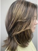 白髪をデザインに昇華。自分らしさが光る、ビビッドカラー