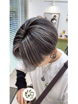 オリビアヘアー(OLIVIA HAIR) 白黒ハイライトで個性際立つ艶髪に