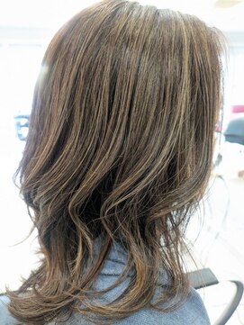ヘアーデザインムーヴ(Hair design MOVE) 白髪ぼかしハイライト　明るい白髪染め　40代　50代
