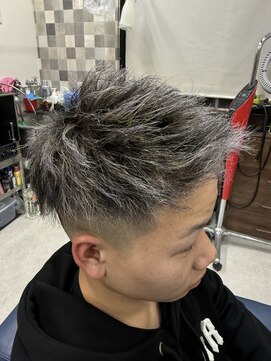 ショートスタイルのフルツーブロックカット