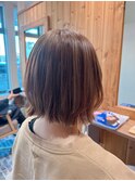 外ハネレイヤーボブ×グレージュ