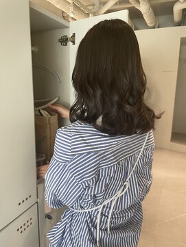 ムーム(Momb) 柔らかベージュとミディアムヘア