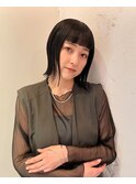外ハネ黒髪ミディアムボブオン眉