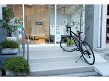 ルスリー 田園調布店(Lsurii)の雰囲気（東急多摩川線「沼部」駅徒歩30秒｜店頭に自転車置き場もあります）