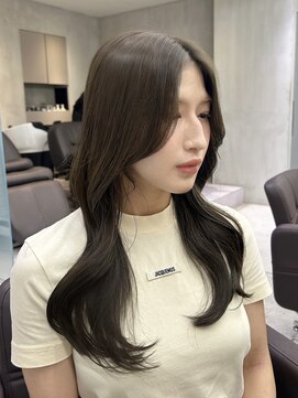 ホロ(hollo) オリーブベージュ×レイヤーカット　赤み消しカラー