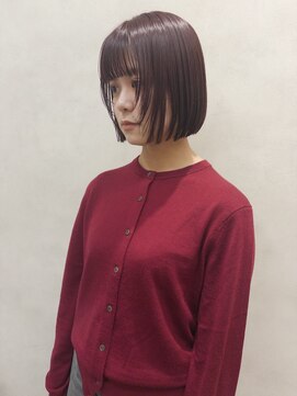 暖色カラー/ワインレッドカラー/切りっぱなしボブ／20代