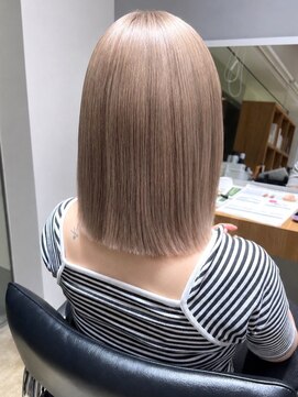 ナチュラル ヘアーデザイニング(Natural hair designing) ハイトーンで魅せる!さら艶切りっぱなしミディ/光をまとう透明感