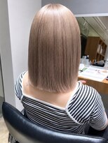 ナチュラル ヘアーデザイニング(Natural hair designing) ハイトーンで魅せる!さら艶切りっぱなしミディ/光をまとう透明感